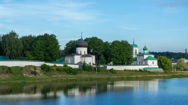 Mosteiro Mirozhsky Vista Mosteiro Mirozh Margem Oposta Pskov Rússia — Fotografia de Stock
