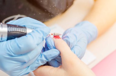 İşlem, manikür çivi bir freze kesici tarafından temizlik.