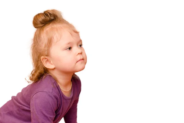 Retrato Menina Com Olhar Curioso Isolado Sobre Fundo Branco — Fotografia de Stock