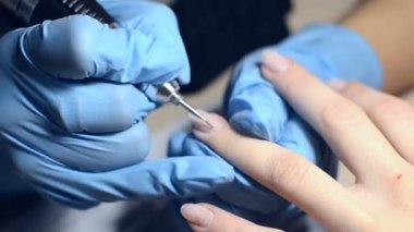 İşlem, manikür çivi bir freze kesici tarafından temizlik