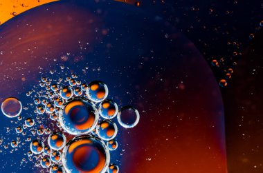 Su yüzey arka plan üzerinde petrol düştü.