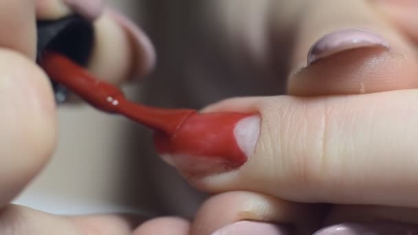 Manicure Schildert Nagels Met Rode Lak Salon — Stockvideo