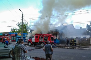 Belaya Tserkov, Ukrayna, 8 Mayıs 2018: Bir dükkan şehrin sokak üzerinde yanma. Yangın söndürme