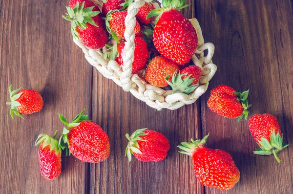 Fresas Rojas Maduras Una Canasta Sobre Una Mesa Madera — Foto de Stock