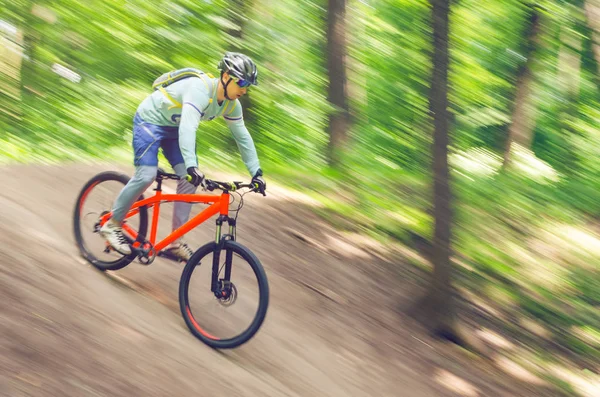 Ciclist Într Cască Coboară Munte Bicicletă Portocalie Estompează Mișcarea — Fotografie, imagine de stoc