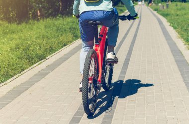 Bir bisikletçi güneşli bir günde bir bisiklet yolu rides.