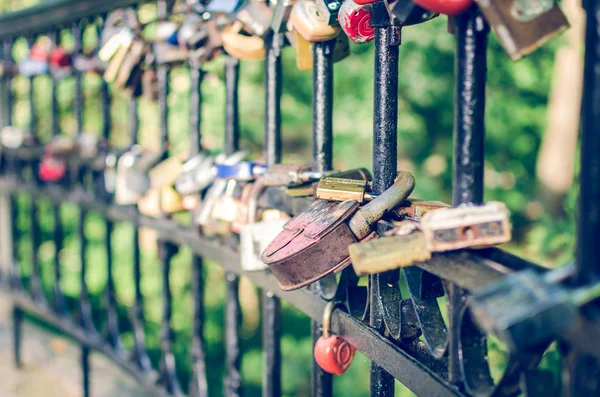 Cerraduras Amor Con Bisagras Colgando Puente — Foto de Stock