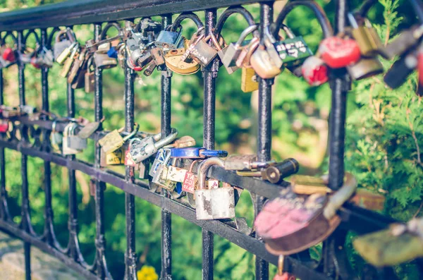 Hinged Love Locks Hanging Bridge — Stock Photo, Image