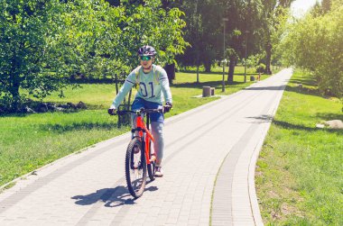 Bir kask bir bisikletçi bisiklet yolu rides.