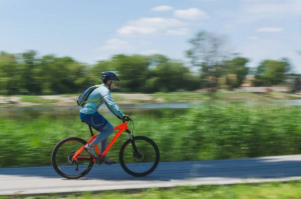Ciclist Într Cască Merge Cale Bicicletă Estompează Mișcarea — Fotografie, imagine de stoc
