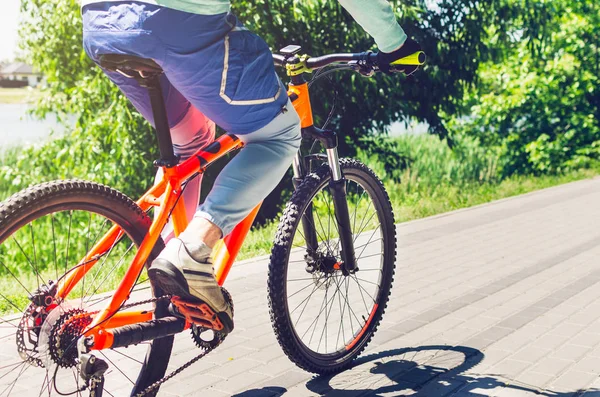 Radfahrer Auf Orangefarbenem Fahrrad Auf Radweg — Stockfoto