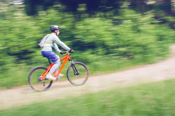 Ciclist Într Cască Plimbă Prin Pădure Pistă Biciclete Mișcă Neclar — Fotografie, imagine de stoc