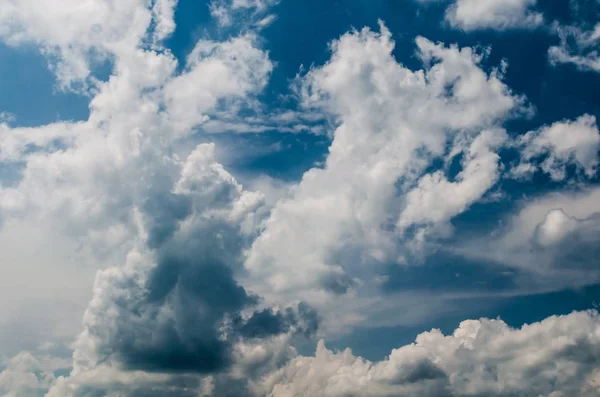 Hermosas Nubes Esponjosas Contra Cielo Azul — Foto de Stock