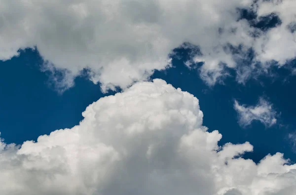 Lindas Nuvens Fofas Contra Céu Azul — Fotografia de Stock