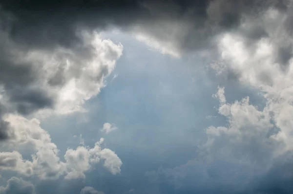 Belle Nuvole Con Luce Del Sole Contro Cielo Blu — Foto Stock
