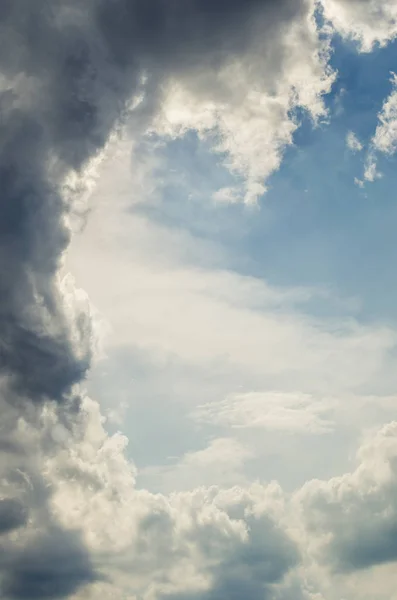 Hermosas Nubes Con Luz Solar Contra Cielo Azul — Foto de Stock