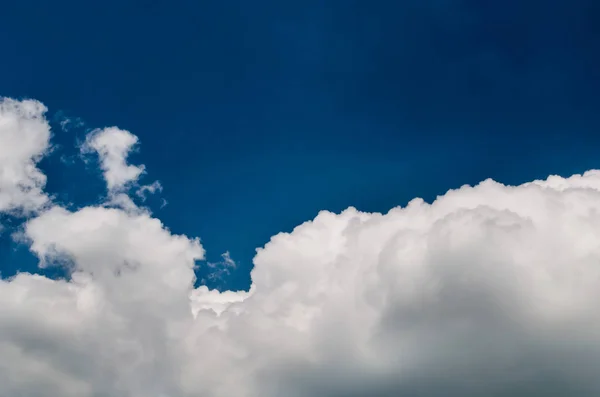 Lindas Nuvens Fofas Contra Céu Azul — Fotografia de Stock