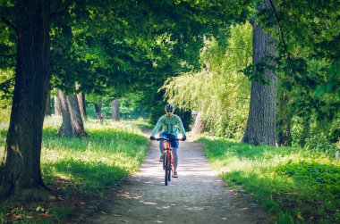 Bisikletçi bisiklet yol sürme hareket.