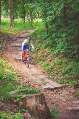 Bir kask bir bisikletçi off-road biniyor.