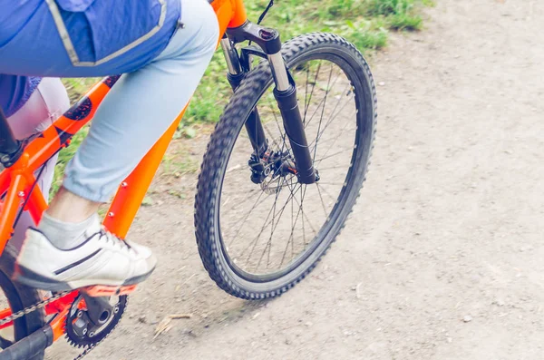 Ciclista Una Bicicleta Naranja Montando Carril Bici — Foto de Stock