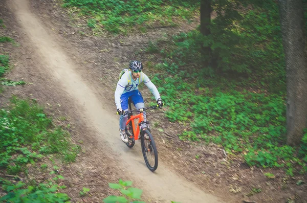 Cyclist Helmet Descends Mountain Orange Bicycle — Stock Photo, Image