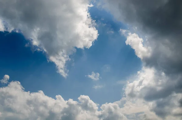 Hermosas Nubes Con Luz Solar Contra Cielo Azul — Foto de Stock