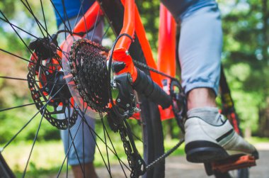 Bir bisikletçi ve kirli bir yolun bir bisiklet parçası.