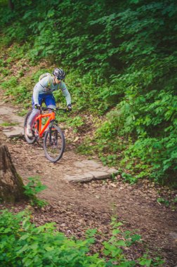 Bir kask bir bisikletçi off-road biniyor.