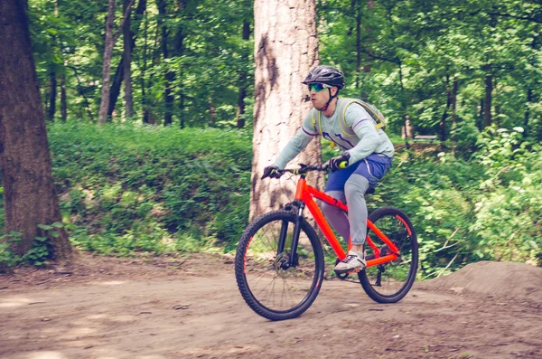 Ciclist Casca Bicicletă Portocalie Face Truc Într Salt Lansare Pădure — Fotografie, imagine de stoc