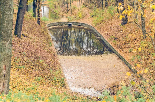 Pejzaż Jesienny Park Stawem — Zdjęcie stockowe