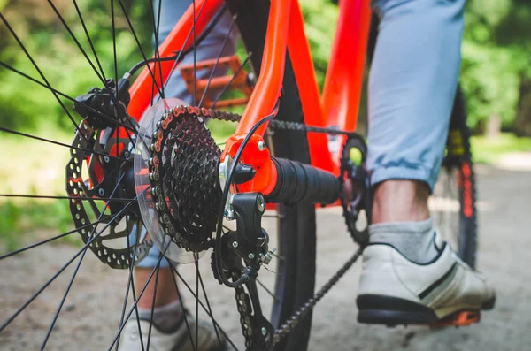 Piernas Ciclista Parte Una Bicicleta Camino Tierra — Foto de Stock