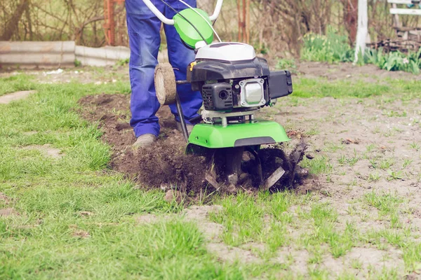 Bahar Bahçede Tiller Makine Ile Çalışan Adam — Stok fotoğraf
