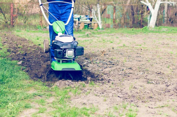 Uomo Che Lavora Nel Giardino Primaverile Con Macchina Fresatrice — Foto Stock