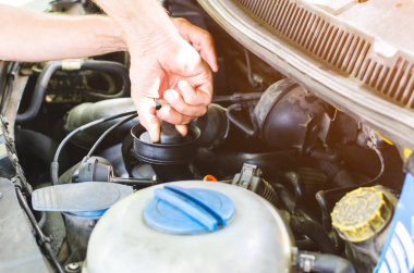 Tamirci'nın el bir araba motoru performans kontrol.