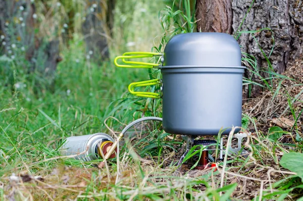 Bruciatore Gas Con Cappello Bombetta Sull Erba Verde Cucina Escursione — Foto Stock