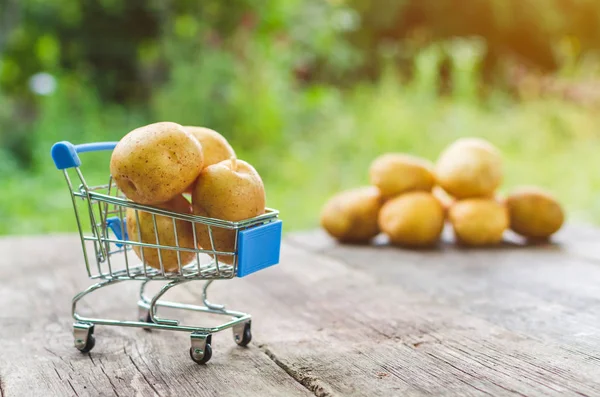 Pequeño Carrito Compras Con Patatas Una Vieja Mesa Madera — Foto de Stock
