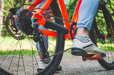 Bir bisikletçi ve kirli bir yolun bir bisiklet parçası.