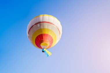 Renkli sıcak hava balonu mavi gökyüzü.