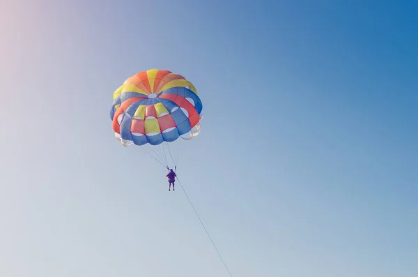 Hombre Volando Paracaídas Sobre Mar Con Barco — Foto de Stock