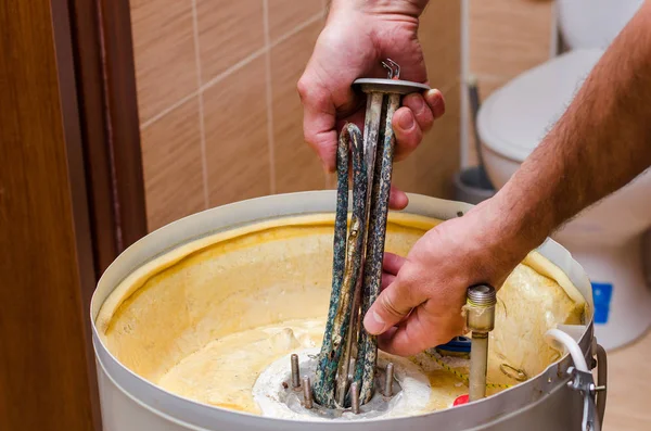 Kombi tamir, yenisiyle değiştirme-in kırık su ısıtma elemanı.