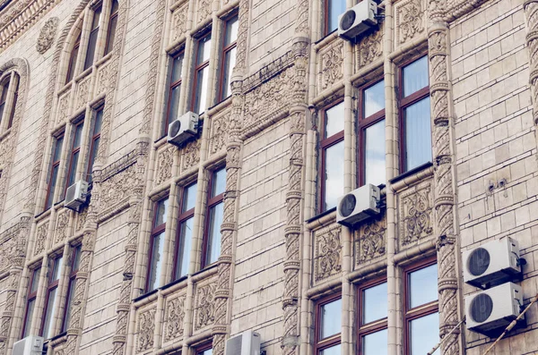 Façade Vieux Bâtiment Avec Beaucoup Climatiseurs — Photo