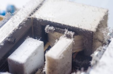 Kalın bir toz tabakası bilgisayarın dahili elektronik bileşenleri kapsar.