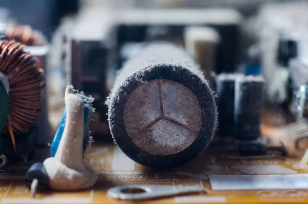 Een Dikke Laag Stof Omvat Interne Elektronische Onderdelen Van Computer — Stockfoto