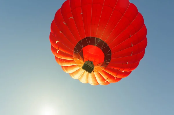 Ballon à air chaud coloré contre le ciel bleu — Photo