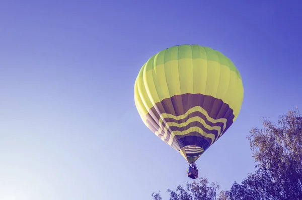 Πολύχρωμο αερόστατο ενάντια στον γαλάζιο ουρανό — Φωτογραφία Αρχείου