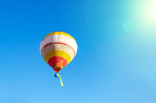 Balão de ar quente colorido contra o céu azul — Fotografia de Stock