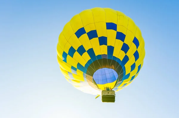 Balão de ar quente colorido contra o céu azul — Fotografia de Stock