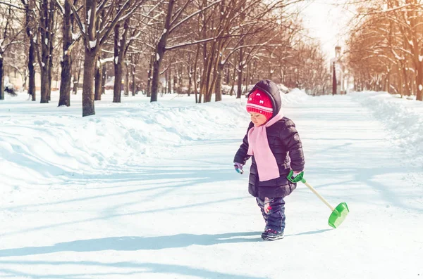 Kislány Játszott Azon Kívül Téli Lapáttal — Stock Fotó