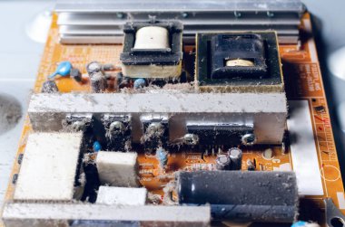 Kalın bir toz tabakası bilgisayarın dahili elektronik bileşenleri kapsar.