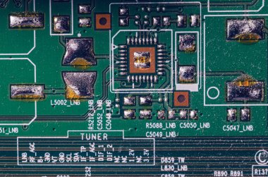Kalın bir toz tabakası bilgisayarın dahili elektronik bileşenleri kapsar.